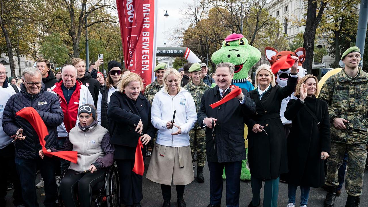 © ORF/Thomas Jantzen Das rote Band wird durchschnitten.