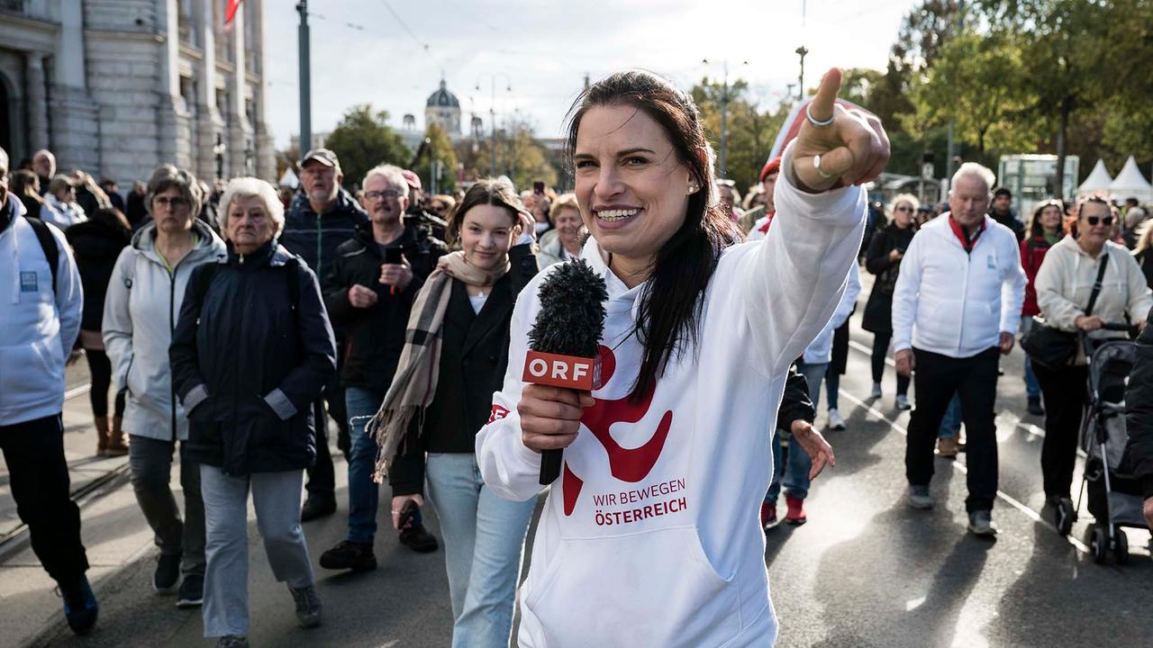 © ORF/Thomas Jantzen Conny Kreuter mit Teilnehmenden der Ringmeile.
