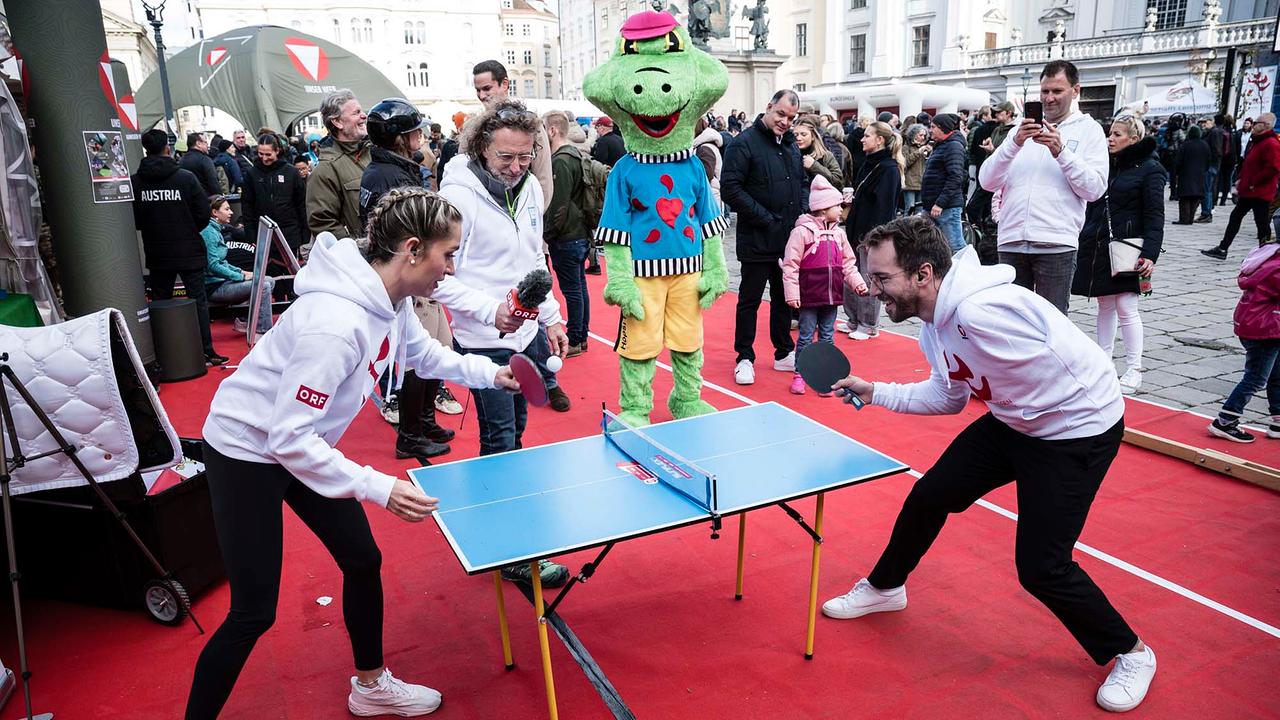 © ORF/Thomas Jantzen Auf einem Platz in der Wiener Innenstadt spielen Corinna Kamper und Andreas Onea Tischtennis gegeneinander.