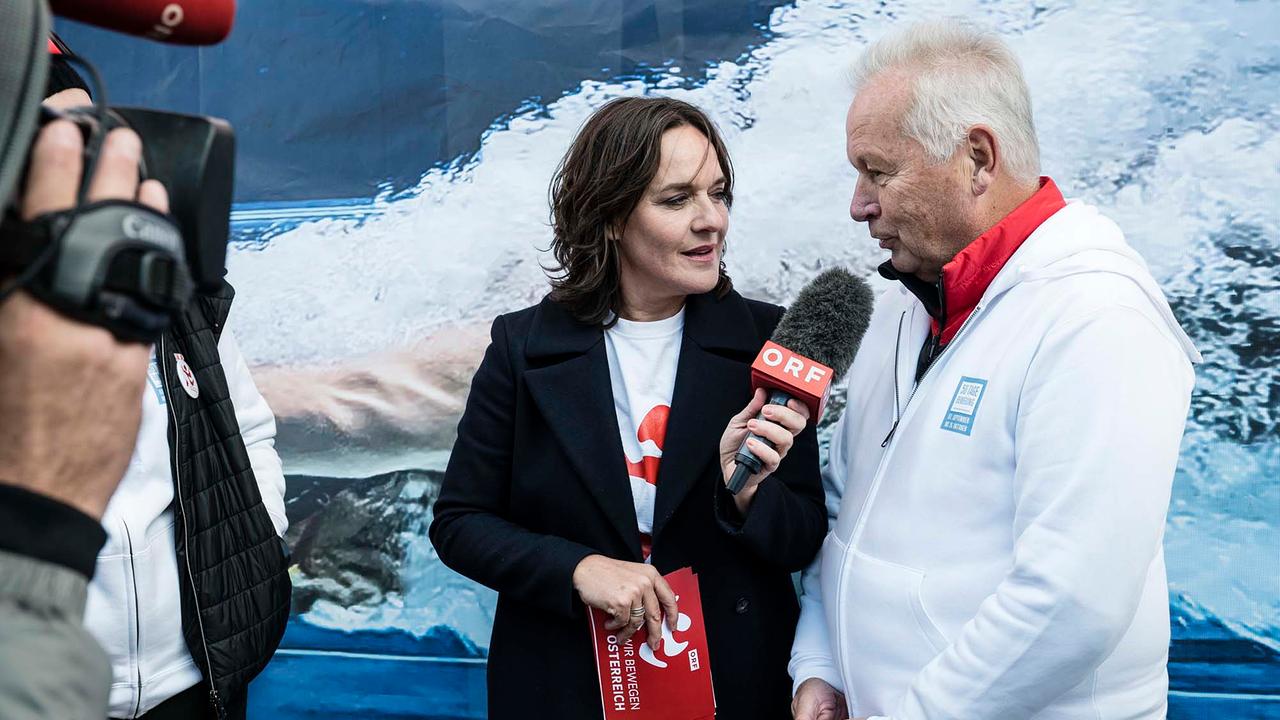 © ORF/Thomas Jantzen Eva Pölzl interviewt Vertreter*innen der österreichischen Sportverbände.