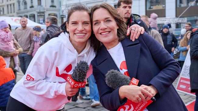Conny Kreuter und Eva Pölzl strahlen auf einem Platz in der Wiener Innenstadt in die Kamera.