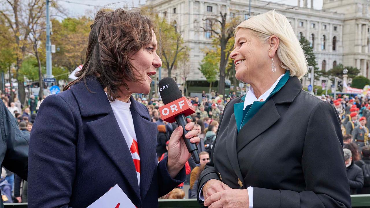© ORF/Klaus Titzer Eva Pölzl interviewt Verteidigungsministerin Klaudia Tanner vor einer Menschenmenge auf der Wiener Ringstraße.