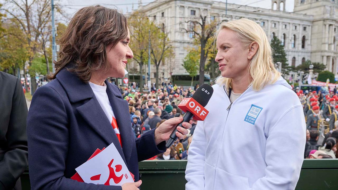 © ORF/Klaus Titzer Eva Pölzl interviewt Staatssekretärin Michaela Schmidt.