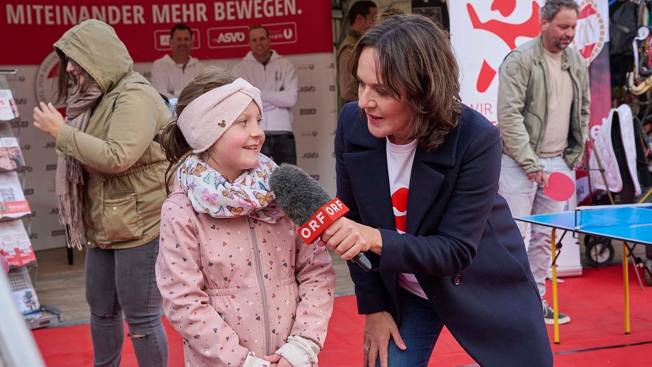 © ORF/Klaus Titzer Eva Pölzl mit einem jungen Mädchen.