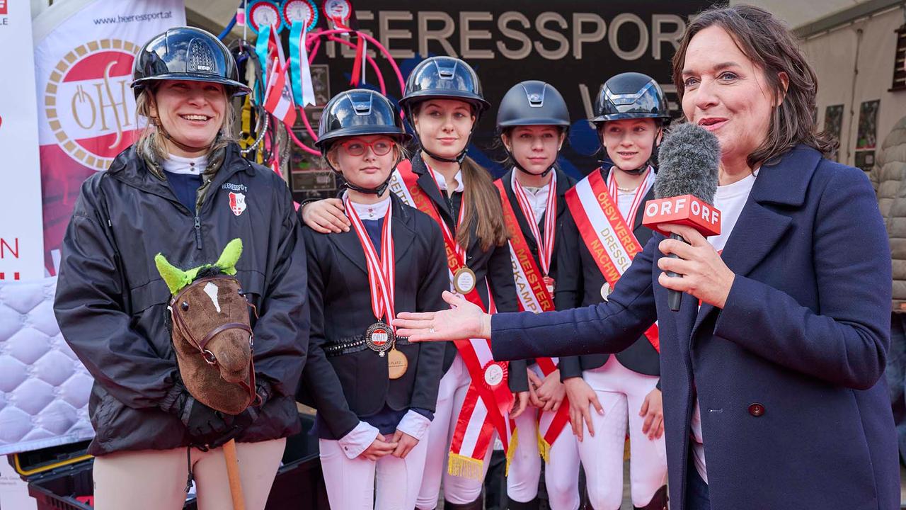 © ORF/Klaus Titzer Eva Pölzl mit jungen Reitsportlerinnen.