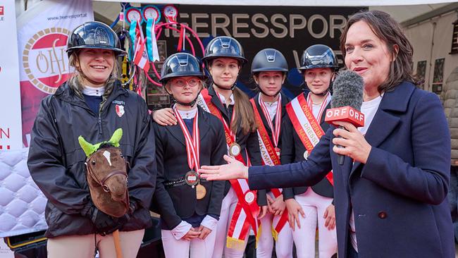 Eva Pölzl mit jungen Reitsportlerinnen. 