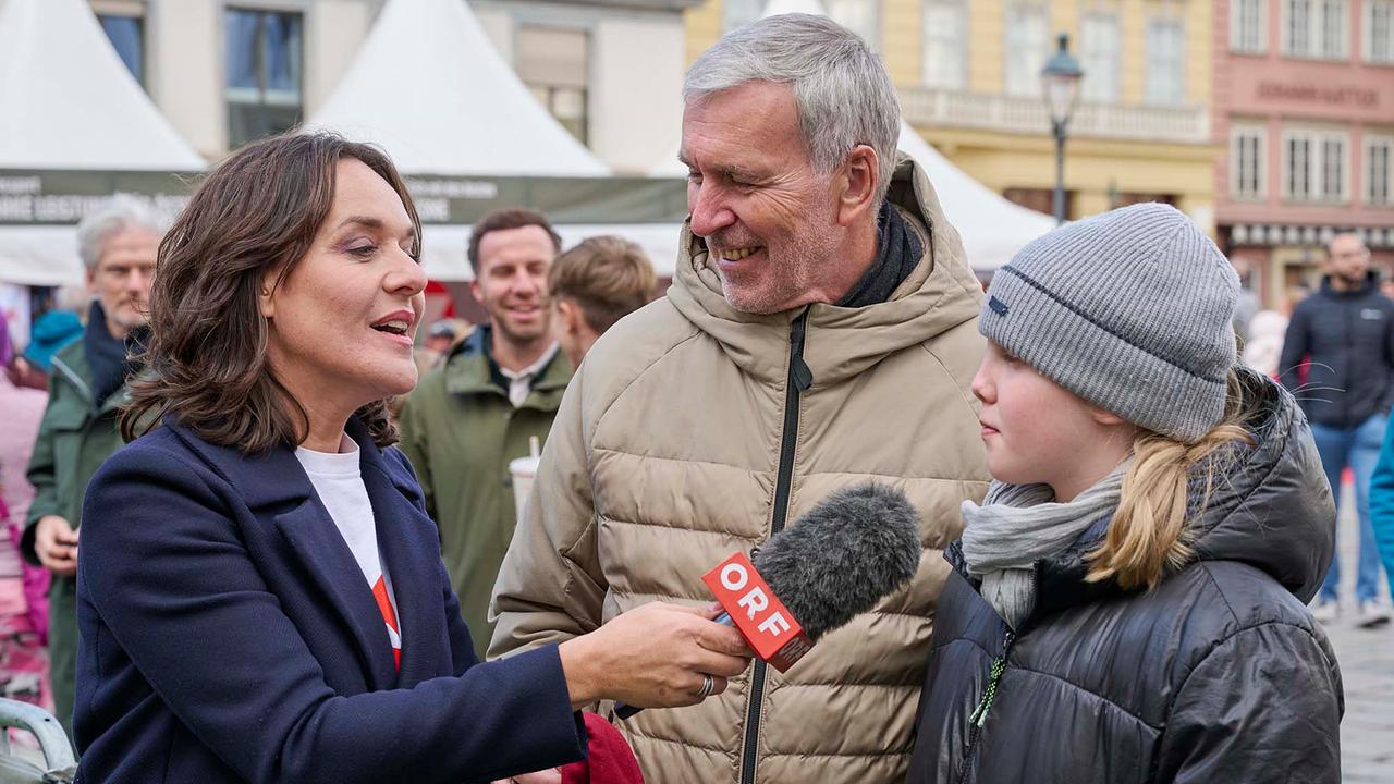 © ORF/Klaus Titzer Eva Pölzl beim Interview mit zwei Besucher*innen.