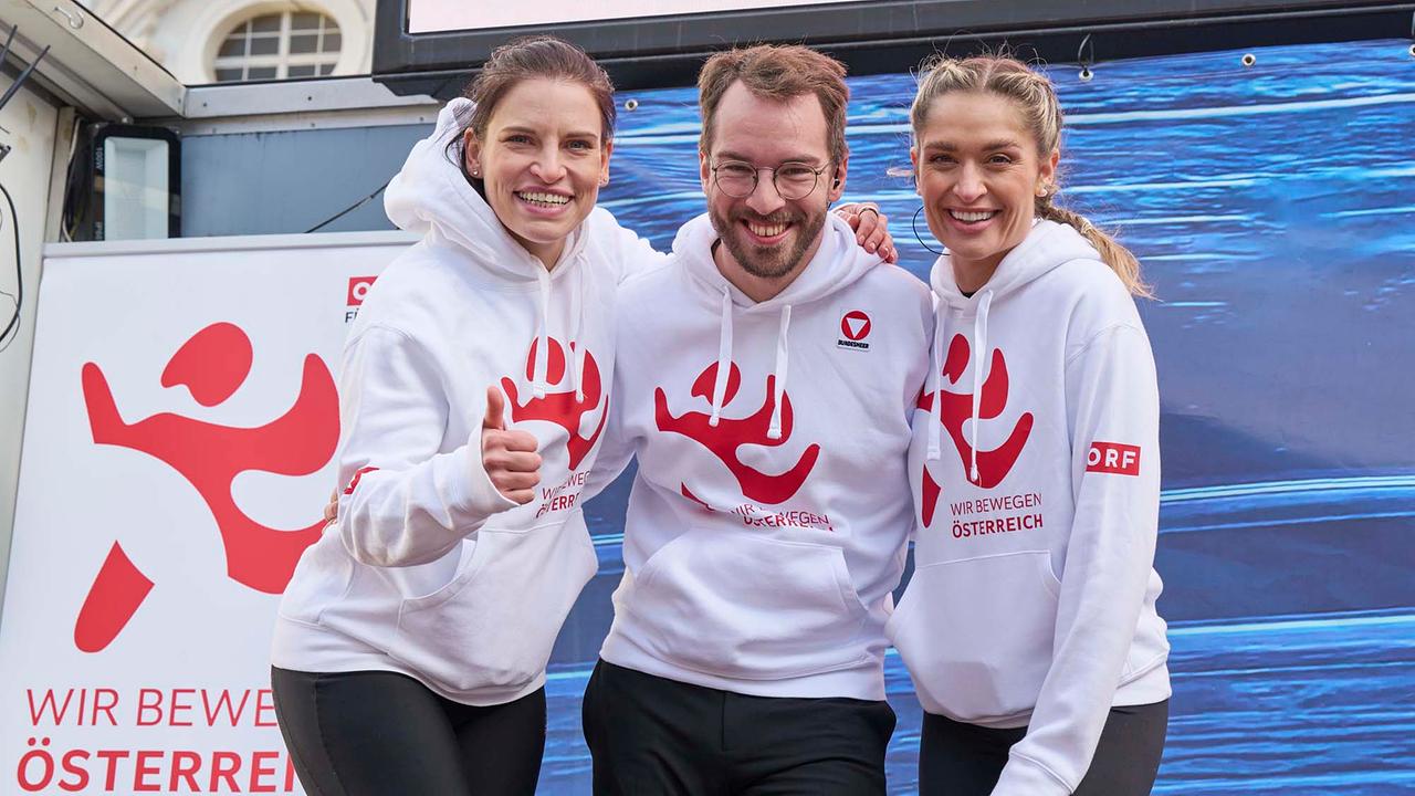 © ORF/Klaus Titzer Conny Kreuter, Andreas Onea und Corinna Kamper auf einer Bühne.