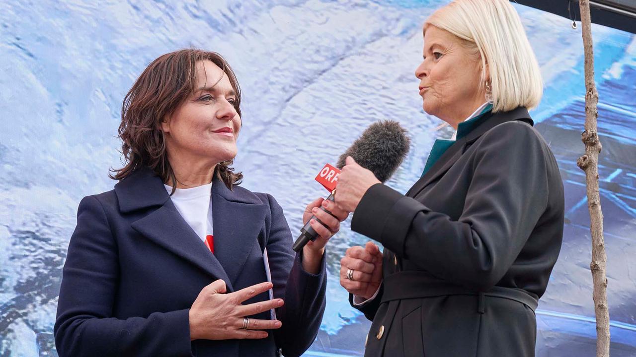 © ORF/Klaus Titzer Eva Pölzl beim Interview mit Bundesministerin Klaudia Tanner.