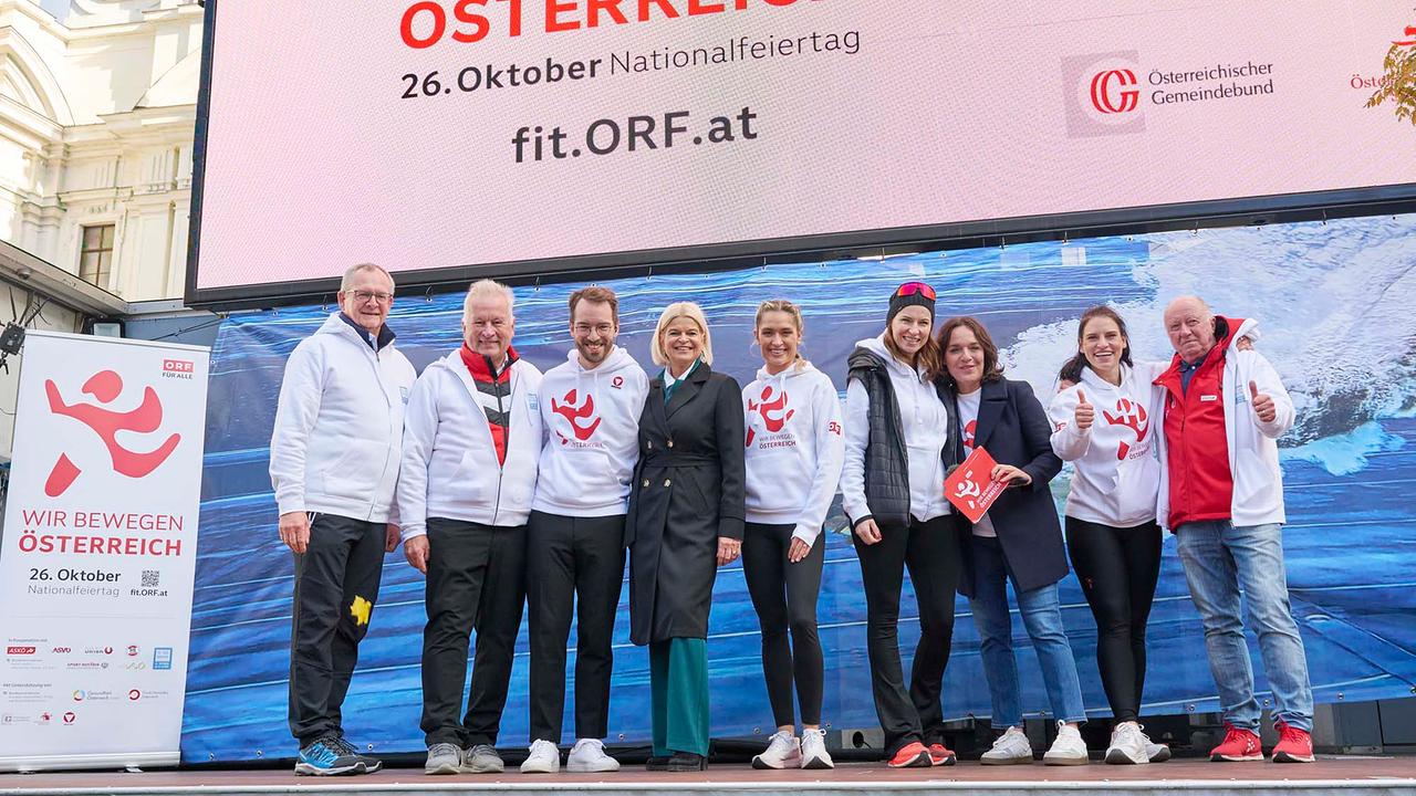 © ORF/Klaus Titzer Hans Niessl, Andreas Onea, Klaudia Tanner, Corinna Kamper, Eva Pölzl, Conny Kreuter und Vertreter*innen der teilnehmenden Sportvereine auf einer Bühne.