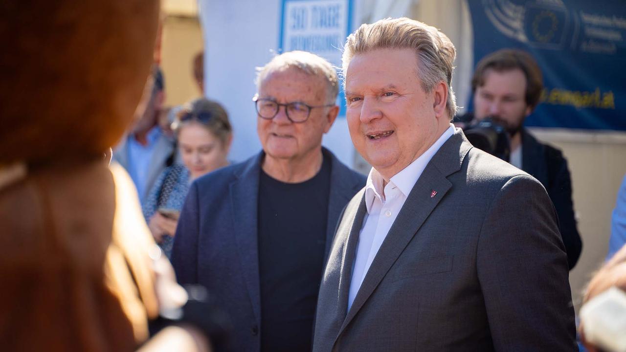 © ORF/Osman Cetin Zu sehen ist eine Szene beim Tag des Sports. Im Vordergrund rechts steht der Wiener Bürgermeister in einem dunkelgrauen Anzug und weißem Hemd, mit einer kleinen Anstecknadel am Revers. Daneben Sport Austria Präsident Hans Nissl in dunkler Jacke und schwarzem Oberteil. Links vorne ist unscharf ein braunes lebensgroßes Maskottchen zu erkennen.