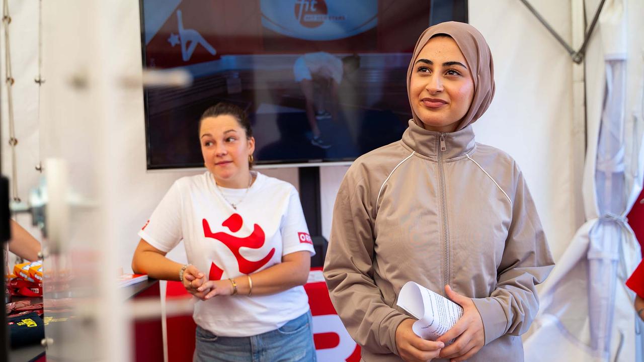 © ORF/Osman Cetin Das Bild zeigt eine junge Dame in einer beigen Jacke und mit einem Kopftuch. Sie wartet auf das Ergebnis beim Glücksrad. Hinter ihr steht ebenfalls eine junge Dame in einem weißen T-Shirt mit rotem Aufdruck.