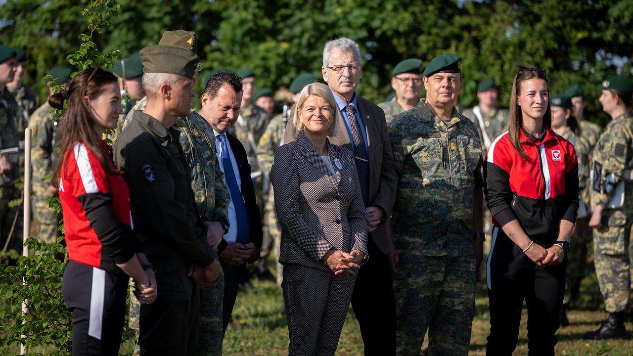 Verteidigungsministerin Klaudia Tanner und ORF NÖ-Landesdirektor Alexander Hofer gemeinsam mit Mitgliedern des Bundesheeres