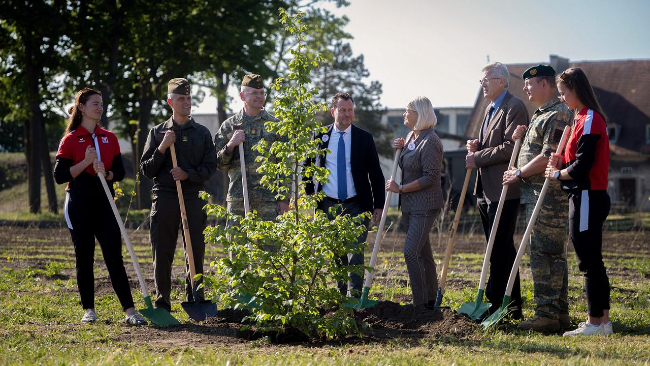 ORF NÖ-Landesdirektor Alexander Hofer, Verteidigungsministerin Klaudia Tanner und Soldat*innen beim Pflanzen des letzten Jungbaums