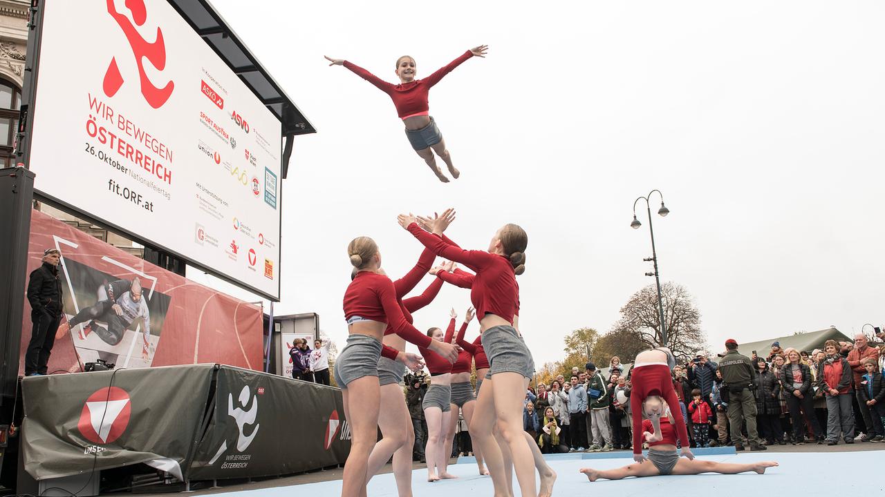Junge Gymnastinnen beim Auftritt am Nationalfeiertag 2025