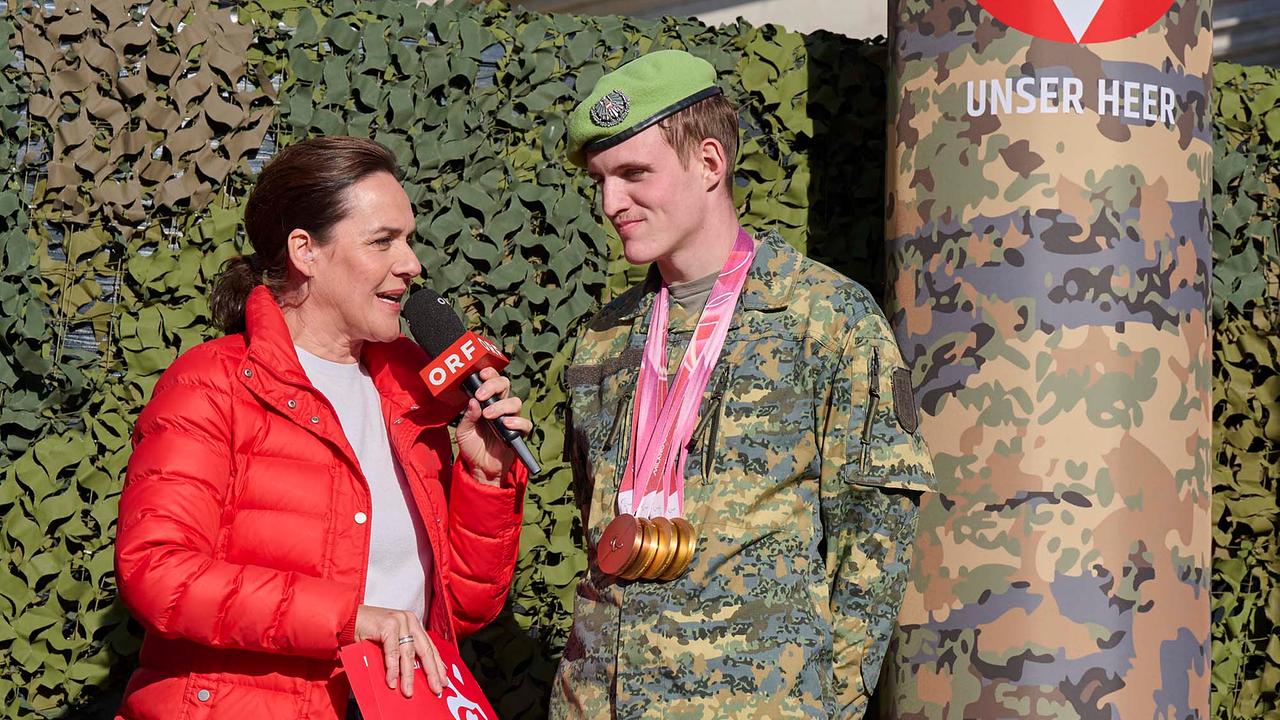© ORF / Klaus Titzer Eva Pölzl beim Interview mit Johannes Aigner, er hat mehrere Goldmedaillen um den Hals