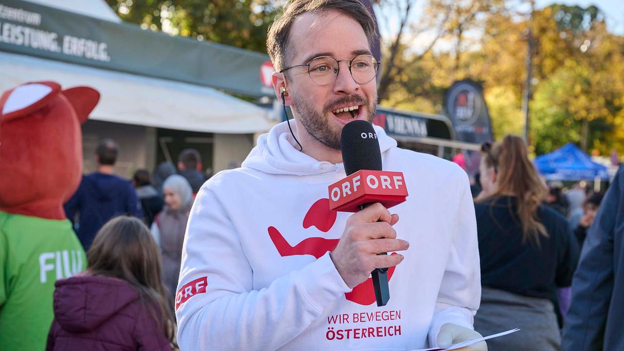 © ORF / Klaus Titzer Andreas Onea trägt einen "WIR BEWEGEN ÖSTERREICH"-Hoodie