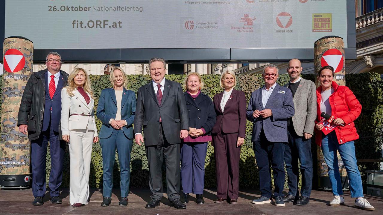 © ORF / Klaus Titzer Menschen auf der Bühne