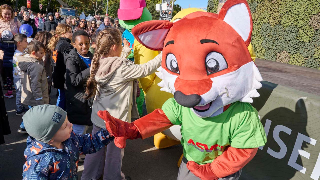 © ORF / Klaus Titzer Ein Fuchs-Maskottchen beim High Five mit einem jungen Besucher