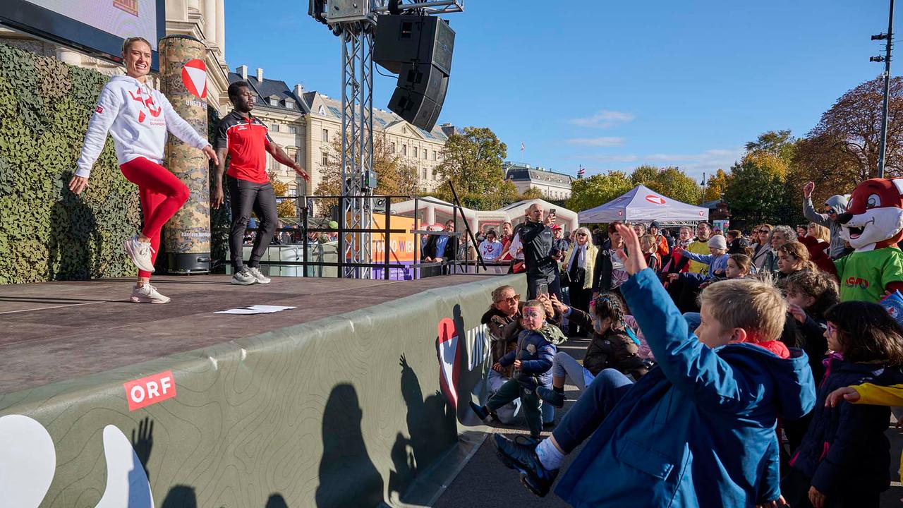 Corinna Kamper-Campisi auf der Bühne bei "Fit mit den Stars" live mit Menschen in Bewegung