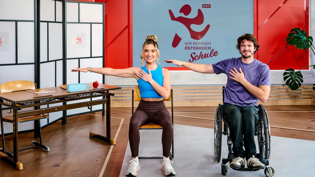 Corinna Kamper-Campisi und Nico Langmann bei einer Armübung vor dem "WIR BEWEGEN ÖSTERREICH Schule"-Logo