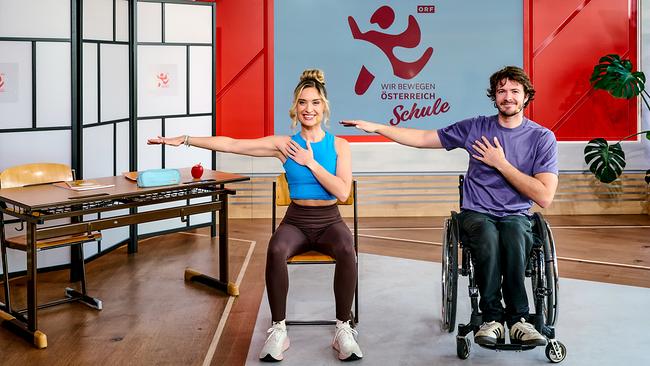 Corinna Kamper-Campisi und Nico Langmann bei einer Armübung vor dem "WIR BEWEGEN ÖSTERREICH Schule"-Logo