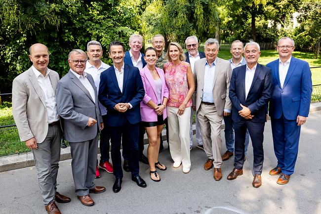 Im Bild sind zu sehen Johannes Pressl( Präsident Österreichischer Gemeindebund), Hans Niessl (Präsident Sport Austria), Hermann Krist (Präsident ASKÖ), ORF-Generaldirektor Roland Weißmann, Peter McDonald, (Präsident SPORTUNION Österreich), Conny Kreuter( Sportwissenschafterin; ORF-"Fit mit den Stars"), Brigadier Kurt Wagner (Militärkommandant von Wien), Veronika Dragon-Berger, (stv. Hauptabteilungsleiterin ORF-Sport), Pius Strobl (ORF-Hauptabteilungsleiter Corporate Social Responsibility;), Vizekanzler und Sportminister Werner Kogler, Stephan Auer-Stüger (Österreichischer Städtebund) Peter Reichl (Vizepräsident ASVÖ) Klaus Ropin (Leiter Fonds Gesundes Österreich).